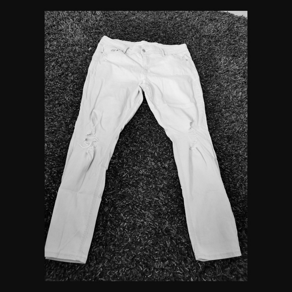 White stressed jeans
